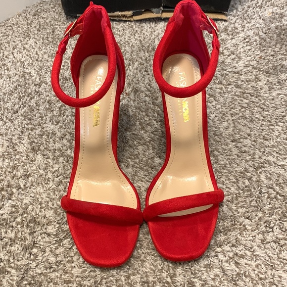 BNIB. Fashion Nova red heels - Picture 2 of 4
